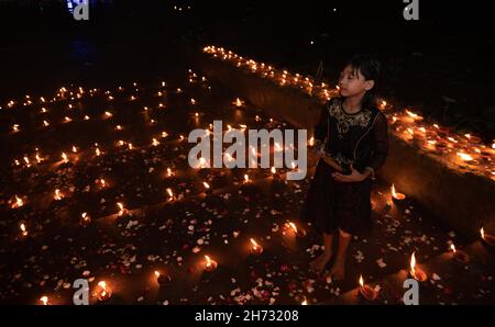 Kolkata, Inde.19 novembre 2021.Le festival Kartik Poornima de Dev Deepavali est célébré en Inde.Sur la pleine lune du mois hindou de Kartika, quinze jours après Diwali, il se produit (novembre-décembre).Sur les escaliers de tous les ghats le long du fleuve Ganges, plus d'un million de lampes d'argile (diyas) sont illuminées en l'honneur de Ganga, le Gange, et sa déesse présidant.La légende dit que les dieux descendent sur Terre ce jour pour se baigner dans le Gange.(Photo d'Anubhavv Sardar/Pacific Press) crédit: Pacific Press Media production Corp./Alay Live News Banque D'Images