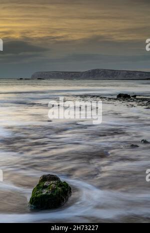 côte de l'île de wight à la baie de compton au coucher du soleil, rive de l'île de wight à la baie de compton, vue vers la baie d'eau douce dans la lumière du soir. Banque D'Images