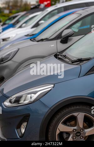 rangée ou ligne de voitures neuves à vendre sur la piste d'un garage, voitures neuves exposées dans une concession automobile, piste de garage affichant des voitures neuves. Banque D'Images