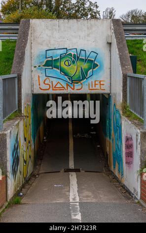 graffitis sur les murs d'un métro sur un sous-terrain sous une route sur un chemin sur l'île de wight uk. Banque D'Images