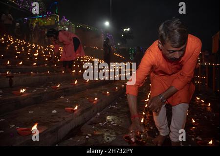 Kolkata, Bengale occidental, Inde.19 novembre 2021.Le festival Kartik Poornima de Dev Deepavali est célébré en Inde.Sur la pleine lune du mois hindou de Kartika, quinze jours après Diwali, il se produit (novembre-décembre).Sur les escaliers de tous les ghats le long du fleuve Ganges, plus d'un million de lampes d'argile (diyas) sont illuminées en l'honneur de Ganga, le Gange, et sa déesse présidant.La légende dit que les dieux descendent sur Terre ce jour pour se baigner dans le Gange.(Image de crédit : © Anubhav Sardar/Pacific Press via ZUMA Press Wire) Banque D'Images