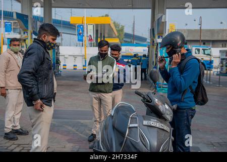 New Delhi, Inde.19 novembre 2021.Les responsables du département des transports de Delhi ont vu une moto vérifier dans une station-service.Delhi la police de la circulation effectue une enquête de force «pollution sous contrôle (PUC)» contre la pollution des véhicules à deux roues à New Delhi comme l'indice de qualité de l'air de Delhi (AQI) est très malsain après le festival Diwali.Crédit : SOPA Images Limited/Alamy Live News Banque D'Images