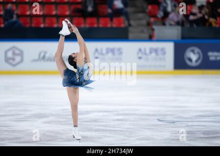 Grenoble, France.19 novembre 2021.Karen Chen, des États-Unis d'Amérique, participe au programme femmes Short du Grand Prix de patinage artistique de l'UIP - internationaux de France à Patinoire Polesud à Grenoble, France le 19 novembre 2021 Credit: Kathleen Michel/Alay Live News Banque D'Images