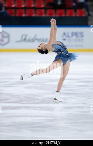 Grenoble, France.19 novembre 2021.Karen Chen, des États-Unis d'Amérique, participe au programme femmes Short du Grand Prix de patinage artistique de l'UIP - internationaux de France à Patinoire Polesud à Grenoble, France le 19 novembre 2021 Credit: Kathleen Michel/Alay Live News Banque D'Images
