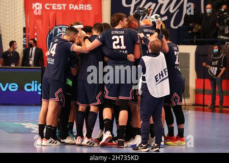 Joueurs de Paris Saint-Germain lors du match de handball de la EHF Champions League, Group phase entre Paris Saint-Germain et le FC Porto le 18 novembre 2021 au stade Pierre de Coubertin à Paris, France - photo Fabien Boukla / DPPI Banque D'Images