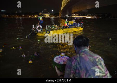 Bangkok, Thaïlande.19 novembre 2021.Le personnel métropolitain de Bangkok vu sur un bateau collectant des cadeaux Kra Thong de la rivière, pendant le festival.après avoir bloqué et annulé tous les événements pendant près de 2 ans en raison de la situation pandémique COVID-19, enfin le festival Loy Krathong a été organisé l'année dernière.Le festival est célébré chaque année en Thaïlande et dans les pays voisins.Kra Thong est une offrande pour remercier la déesse de l'eau et 'Loy' moyens de flotter.Crédit : SOPA Images Limited/Alamy Live News Banque D'Images