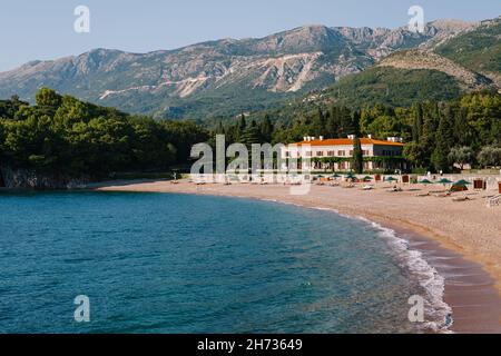 Mer d'Azur et plage près de Villa Milocer.Monténégro Banque D'Images