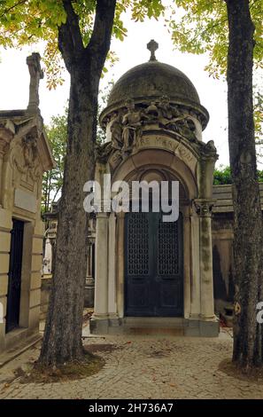 Le mausolée Marinoni, très orné, est entouré de deux arbres dans le cimetière historique de Passy à Paris. Banque D'Images