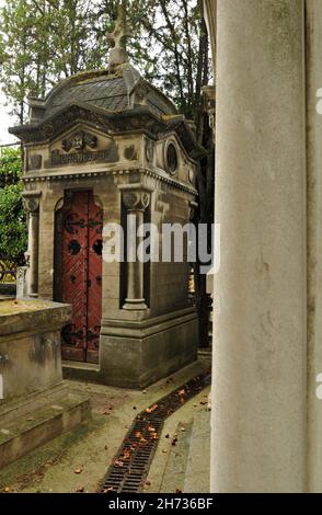 De grandes mausolées bordent les chemins du cimetière historique de Passy (Cimetière de Passy) à Paris, qui a ouvert ses portes en 1820. Banque D'Images