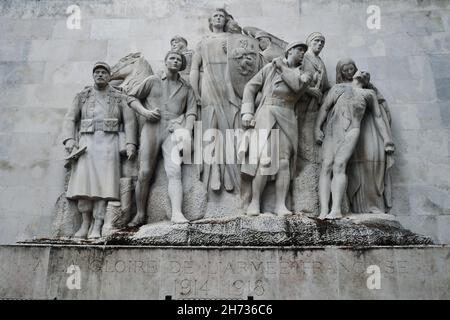 Un mémorial sculptural pour les soldats français de la première Guerre mondiale orne un mur de soutènement à l'extérieur du cimetière de Passy à Paris. Banque D'Images