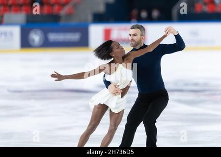 Grenoble, France.19 novembre 2021.Vanessa James et Eric Radford, du Canada, participent au programme de deux courts du Grand Prix de patinage artistique de l'UIP - internationaux de France à Patinoire Polesud à Grenoble, France, le 19 novembre 2021. Crédit : Kathleen Michel/Alamy Live News Banque D'Images