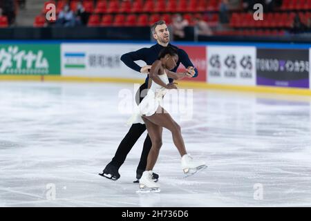 Grenoble, France.19 novembre 2021.Vanessa James et Eric Radford, du Canada, participent au programme de deux courts du Grand Prix de patinage artistique de l'UIP - internationaux de France à Patinoire Polesud à Grenoble, France, le 19 novembre 2021. Crédit : Kathleen Michel/Alamy Live News Banque D'Images