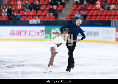 Grenoble, France.19 novembre 2021.Vanessa James et Eric Radford, du Canada, participent au programme de deux courts du Grand Prix de patinage artistique de l'UIP - internationaux de France à Patinoire Polesud à Grenoble, France, le 19 novembre 2021. Crédit : Kathleen Michel/Alamy Live News Banque D'Images