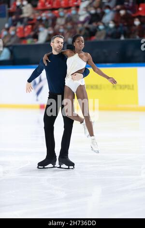 Grenoble, France.19 novembre 2021.Vanessa James et Eric Radford, du Canada, participent au programme de deux courts du Grand Prix de patinage artistique de l'UIP - internationaux de France à Patinoire Polesud à Grenoble, France, le 19 novembre 2021. Crédit : Kathleen Michel/Alamy Live News Banque D'Images