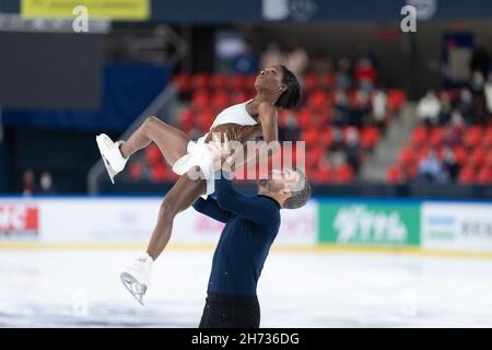 Grenoble, France.19 novembre 2021.Vanessa James et Eric Radford, du Canada, participent au programme de deux courts du Grand Prix de patinage artistique de l'UIP - internationaux de France à Patinoire Polesud à Grenoble, France, le 19 novembre 2021. Crédit : Kathleen Michel/Alamy Live News Banque D'Images