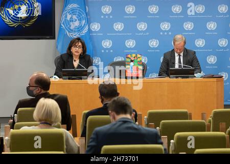 Nations Unies.19 novembre 2021.La Directrice exécutive, femmes des Nations Unies Sami Bahous SIMA et l'ambassadrice de l'UE auprès de l'Olof Skoog des Nations Unies assistent à une réunion d'information à l'occasion du lancement du rapport intitulé les femmes des Nations Unies au siège des Nations Unies.Midi exposé du porte-parole du Secrétaire général les invités en personne étaient l'ambassadeur de l'UE auprès de l'ONU Olof Skoog et le directeur exécutif de l'ONU femmes SIMA Sami Bahous, auxquels se sont joints pratiquement la Directrice exécutive du Fonds des Nations Unies pour l'enfance (UNICEF) Henrietta Fore et l'Administrateur du Programme des Nations Unies pour le développement (PNUD) Achim Steiner.(Crédit CRE: ZUMA Press, I Banque D'Images