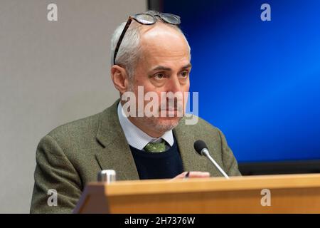 Nations Unies.19 novembre 2021.Stephane Dujarric, porte-parole du Secrétaire général, dirige un exposé à la presse à l'occasion du lancement du rapport sur les femmes au Siège de l'ONU.Midi exposé du porte-parole du Secrétaire général les invités en personne étaient l'ambassadeur de l'UE auprès de l'ONU Olof Skoog et le directeur exécutif de l'ONU femmes SIMA Sami Bahous, auxquels se sont joints pratiquement la Directrice exécutive du Fonds des Nations Unies pour l'enfance (UNICEF) Henrietta Fore et l'Administrateur du Programme des Nations Unies pour le développement (PNUD) Achim Steiner.(Credit image: © Lev Radin/Paci Credit: ZUMA Press, in Banque D'Images