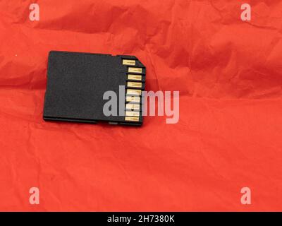 périphérique de stockage sd sur fond rouge Banque D'Images