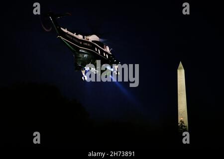 Washington, États-Unis.19 novembre 2021.Le président Joe Biden quitte la Maison Blanche à Marine One le 19 novembre 2021 à Washington, DC le président se rend chez lui à Wilmington, D'où il passera le week-end.(Photo de Samuel Corum/Sipa USA) crédit: SIPA USA/Alay Live News Banque D'Images