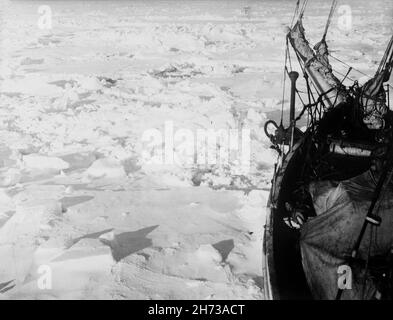 Le navire d'Ernest Shackleton Endurance s'est coincé dans la glace de l'Antarctique dans la mer de Weddell pendant son expédition épique en 1912 Banque D'Images