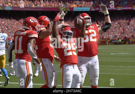 Kansas City, États-Unis. 26 septembre 2021. Les chefs de Kansas City qui reviennent Clyde Edwards-Helaire célèbrent avec leurs coéquipiers après avoir obtenu une note contre les Chargers de Los Angeles au troisième trimestre du GEHA Field au stade Arrowhead, le dimanche 26 septembre 2021 à Kansas City, Missouri. (Photo de Jill Toyoshiba/The Kansas City Star/TNS/Sipa USA) crédit: SIPA USA/Alay Live News Banque D'Images