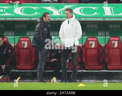 Augsbourg, Allemagne.19 novembre 2021. Firo: Soccer: Soccer: 19.11.2021 1er Bundesliga, saison 2021/2022 12e match, FC Augsburg - FC Bayern Mvºnchen, entraîneur Markus Weinzierl, FC Augsburg, FCA, Augsbourg,Entraîneur Julian Nagelsmann, FC Bayern Mvºnchen, FCB, Bayern, FC Bayern,Chiffre entier, dans la conversation, crédit: dpa Picture Alliance/Alay Live News Banque D'Images