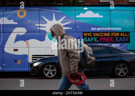 New York, États-Unis.19 novembre 2021.Une promenade piétonne devant un site de vaccination COVID-19 dans le quartier de Brooklyn, New York, États-Unis, le 19 novembre 2021.Vendredi, la Food and Drug Administration (FDA) des États-Unis a autorisé des boosters des vaccins Pfizer/BioNTech et Moderna COVID-19 pour tous les adultes.Credit: Michael Nagle/Xinhua/Alay Live News Banque D'Images