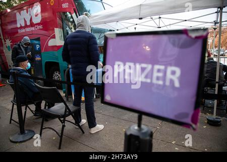 New York, États-Unis.19 novembre 2021.Les gens attendent dans un site mobile de vaccination COVID-19, dans le quartier de Brooklyn, New York, aux États-Unis, le 19 novembre 2021.Vendredi, la Food and Drug Administration (FDA) des États-Unis a autorisé des boosters des vaccins Pfizer/BioNTech et Moderna COVID-19 pour tous les adultes.Credit: Michael Nagle/Xinhua/Alay Live News Banque D'Images