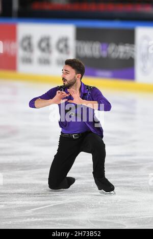 Grenoble, France.19 novembre 2021.Kevin AYMOZ (France), pendant le programme MEN Short, au Grand Prix de patinage artistique de l'UIP - internationaux de France, au complexe Polesud Ice-Rink, le 19 novembre 2021 à Grenoble, en France.Crédit : AFLO Co. Ltd./Alay Live News Banque D'Images