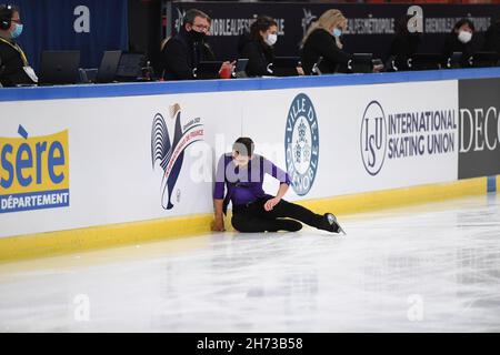 Grenoble, France.19 novembre 2021.Kevin AYMOZ (France), pendant le programme MEN Short, au Grand Prix de patinage artistique de l'UIP - internationaux de France, au complexe Polesud Ice-Rink, le 19 novembre 2021 à Grenoble, en France.Crédit : AFLO Co. Ltd./Alay Live News Banque D'Images