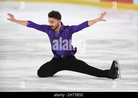 Grenoble, France.19 novembre 2021.Kevin AYMOZ (France), pendant le programme MEN Short, au Grand Prix de patinage artistique de l'UIP - internationaux de France, au complexe Polesud Ice-Rink, le 19 novembre 2021 à Grenoble, en France.Crédit : AFLO Co. Ltd./Alay Live News Banque D'Images