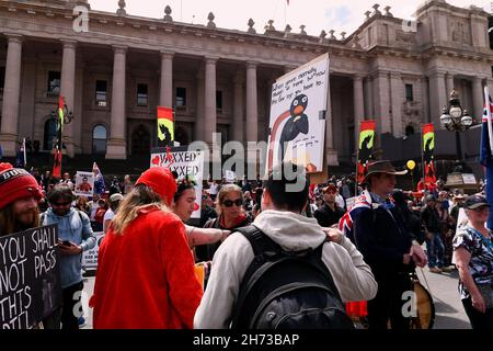 Melbourne, Australie, 20 novembre 2021.Les manifestations se rassemblent lors de deux manifestations dans le quartier des affaires de Melbourne.Après une semaine de protestations continues sur les marches de la Chambre du Parlement par des manifestants « tuez le projet de loi » qui ont été associés à des menaces de mort et de violence.Les manifestants antifascistes ont organisé une contre-protestation contre la montée de ce qu'ils considèrent comme l'extrême droite.Crédit : Michael Currie/Speed Media/Alay Live News Banque D'Images