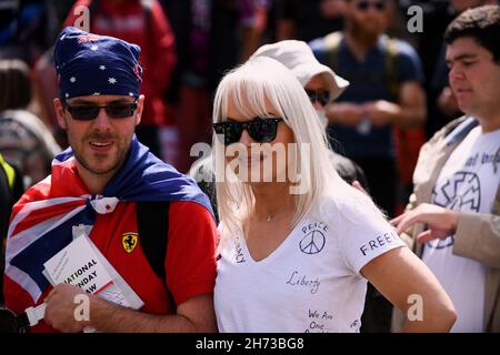 Melbourne, Australie, 20 novembre 2021.Les manifestations se rassemblent lors de deux manifestations dans le quartier des affaires de Melbourne.Après une semaine de protestations continues sur les marches de la Chambre du Parlement par des manifestants « tuez le projet de loi » qui ont été associés à des menaces de mort et de violence.Les manifestants antifascistes ont organisé une contre-protestation contre la montée de ce qu'ils considèrent comme l'extrême droite.Crédit : Michael Currie/Speed Media/Alay Live News Banque D'Images