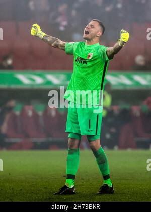 Augsbourg, Allemagne.19 novembre 2021.Le gardien de but Rafal Gikiewicz d'Augsbourg célèbre la victoire après un match de Bundesliga allemand entre le FC Augsburg et le Bayern Munich à Augsburg, en Allemagne, le 19 novembre 2021.Credit: Philippe Ruiz/Xinhua/Alay Live News Banque D'Images