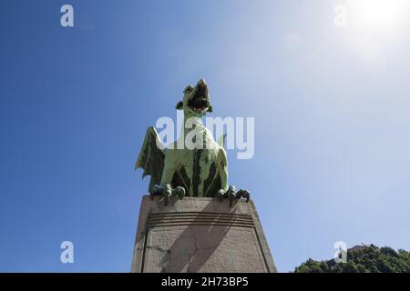 Photo d'une statue de dragon pendant un après-midi ensoleillé sur le pont du Dragon (la plupart des zmaja) à Ljubljana, Slovénie. Inauguré à la fin du XIXe siècle, le Banque D'Images