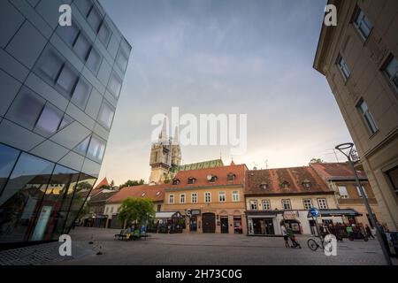 Photo de la cathédrale de Zagreb au crépuscule vue d'une rue voisine avec des piétons passant par.La cathédrale de Zagreb, sur le Kaptol, est une ca catholique romaine Banque D'Images