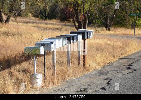 Boîtes de courrier en milieu rural en Californie pour la livraison du service postal américain sur la voie publique Banque D'Images