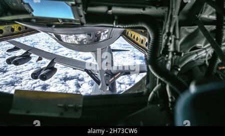 Vue de la nacelle d'une 126e Escadre de ravitaillement en vol KC-135 Stratotanker ravitaillant une B-52 Stratoforteresse à partir de la station du 96e Escadron de bombardement à la base aérienne de Barksdale (Louisiane), le 17 novembre 2021.L'aile de la Garde nationale aérienne de l'Illinois, à la base aérienne Scott, dans l'Illinois, est prête à ravitailler les forces militaires américaines et alliées, n'importe quand et n'importe où.(É.-U.Photo de la Garde nationale aérienne par le Sgt.Brian Ellison) Banque D'Images