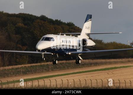 G-LATO, un Cessna Citation Latitude exploité par Zenith Aviation, à l'aéroport international de Prestwick lors de la conférence COP26 sur les changements climatiques qui se tient dans la ville voisine de Glasgow. Banque D'Images