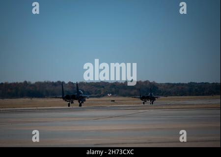 Deux F-15E Strike Eagles du 335e Fighter Generation Squadron taxi jusqu'à la piste en tant que partie de Razor talon à la base aérienne Seymour Johnson, Caroline du Nord, le 16 novembre 2021.Le talon de rasoir est un exercice conjoint mené par la 4e aile de Fighter.(É.-U.Photo de la Force aérienne par le premier Airman David Lynn) Banque D'Images