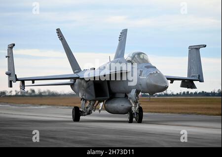 Un Super Hornet F/A-18e de la marine américaine affecté au Strike Fighter Squadron (VFA) 137, Naval Air Station Lemoore (Californie), taxis sur la ligne de vol après être arrivé à la base aérienne de Tyndall (Floride), le 8 novembre 2021.Plusieurs VFA de la NAS Lemoore ont apporté des F-18 pour le Programme d’évaluation du système d’armes de la 53e Escadre est 22.02 qui évalue les unités sur les capacités de combat pendant les opérations air-air.(É.-U.Photo de la Force aérienne par le sergent d'état-major.Betty R. Chevalier) Banque D'Images