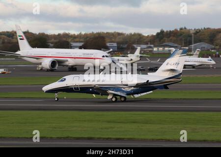 G-LATO, un Cessna Citation Latitude exploité par Zenith Aviation, à l'aéroport international de Prestwick lors de la conférence COP26 sur les changements climatiques qui se tient dans la ville voisine de Glasgow. Banque D'Images