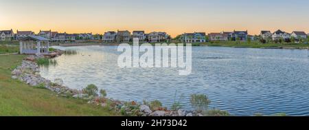 Oquirrh Lake avec quai couvert et entouré d'herbe à Daybreak, Utah Banque D'Images