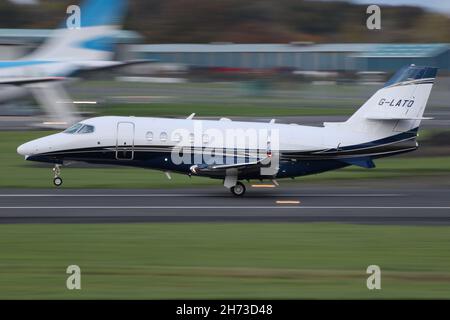 G-LATO, un Cessna Citation Latitude exploité par Zenith Aviation, à l'aéroport international de Prestwick lors de la conférence COP26 sur les changements climatiques qui se tient dans la ville voisine de Glasgow. Banque D'Images