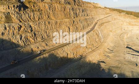 Vue de dessus de la carrière avec camions.Prise de vue.Mur de fosse à plusieurs étages pour l'exploitation minière et pour la circulation des camions et des tombereaux.Technique d'extraction progressive Banque D'Images