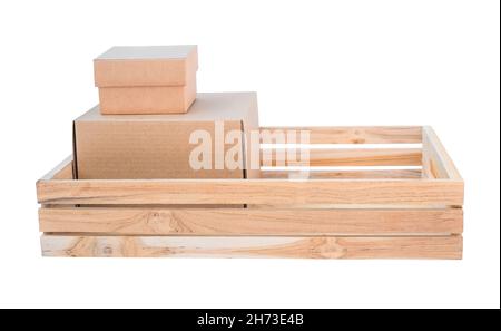 Boîte en bois avec différents types de boîtes en carton isolé sur fond blanc. Banque D'Images