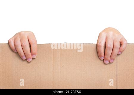 Les mains des femmes adultes tiennent le morceau de carton avec l'espace de copie isolé sur fond blanc Banque D'Images