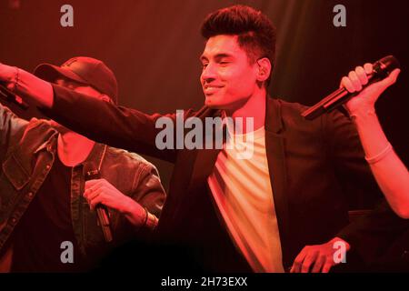 Southampton, Royaume-Uni.18 novembre 2021.Né en Irlande, Siva Michael Kaneswaran (C), chanteur, auteur-compositeur, acteur, mannequin et membre du groupe de garçons The Wanted exécutant un set acoustique et participant à une séance de questions et réponses à The Brook.Crédit : SOPA Images Limited/Alamy Live News Banque D'Images