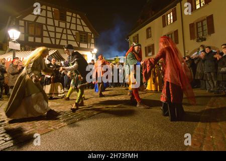 FRANCE, HAUT-RHIN (68), RIBEAUVILLA©, PLACE SINNE, MARCHÉ DE NOËL MÉDIÉVAL,DANSE MÉDIÉVALE Banque D'Images