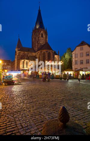 FRANCE, BAS-RHIN (67) WISSEMBOURG, MARCHÉ DE NOËL ET ÉGLISE ABBATIALE DE ST.PIERRE ET PAUL Banque D'Images